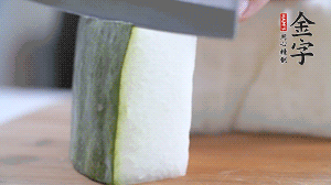 冬瓜去瓤去皮，切小塊。