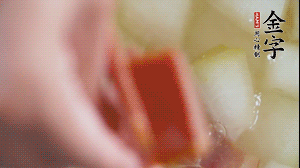 當冬瓜略透明時，加火腿加水，大火燉開后，再煮15分鐘。