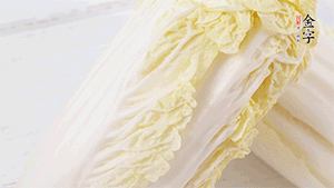 娃娃菜洗凈，對半切。