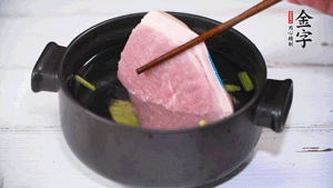 整塊豬肉，加蔥、姜片、料酒焯水。