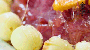 出鍋前10分鐘淋上蜂蜜，倒扣出來撒上桂花，擺上胡蘿卜裝飾即可。