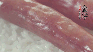 關上蓋子，煮到米飯露出時。