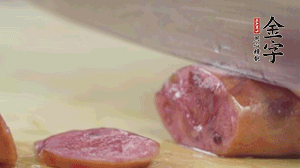 拿出香腸和臘肉，切成片后重新鋪入。