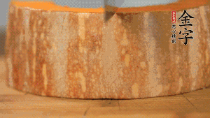 南瓜去皮洗凈后，切成規(guī)則的長(zhǎng)方形。