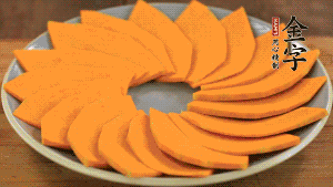 秋葵、南瓜交叉擺在盤中，然后香腸片置于上面，擺成花環(huán)狀。