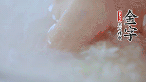 砂鍋內壁涂抹一層食用油，將洗凈后的大米放入，米與水比例為1：1.5。