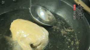 鴿子去毛和內臟，處理干凈。大火燒開鍋中的水，放入鴿子汆燙3分鐘，撇清血沫，撈出備用。（為了保證湯色純正，肉類在煲制前要先去除殘留的血水，煲湯時一定要冷水下鍋，這樣肉里的蛋白質才可以充分地溶解到湯里，湯的味道才會鮮美。）