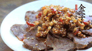 最后把醬汁淋到牛肉上即可，撒上芝麻、香菜。也可以把牛肉和醬汁攪拌均勻，讓牛肉與醬汁更加入味。