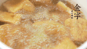 另起一個(gè)湯鍋，倒入適量清水，加入炸好的豆腐塊。待水沸騰后，加入臘肉，用生抽、料酒、火腿高湯調(diào)味。燉煮至臘肉熟透，加辣椒圈增加點(diǎn)辣味。（調(diào)料可以根據(jù)個(gè)人口味適當(dāng)調(diào)整，火腿高湯能夠讓湯汁更加層次豐富。）