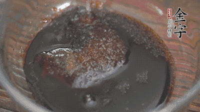 調(diào)配醬汁：耗油、生抽、老抽、糖、鹽、清水?dāng)嚢杈鶆颉?>
					</div>
					<span>步驟 3/5</span>
					<p>調(diào)配醬汁：耗油、生抽、老抽、糖、鹽、清水?dāng)嚢杈鶆颉?/p>
				</li><li>
					<div   id=