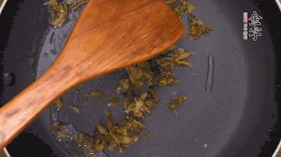 鍋中3成油溫時，下雪菜、辣椒圈翻炒40秒。