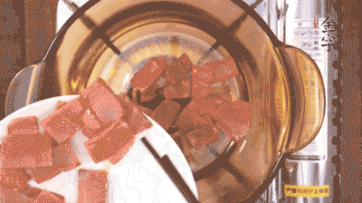 砂鍋中依次放火腿片、豆腐，大火燉開轉中小火。