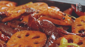 撒上芝麻和蔥，一道鮮香熱辣的麻辣香腸香鍋就做好了！