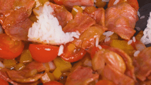 將米飯倒入鍋中搗散，同其他食材混合拌炒均勻關(guān)火。