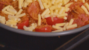 烤箱上下火180度預(yù)熱，將米飯分別盛入容器中。表面均勻的撒上馬蘇里拉芝士碎，放進(jìn)烤箱中層烤20分鐘左右，待芝士融化上色即可。