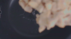 把雞、火腿、椰子水、椰肉、姜、紅棗放入電飯鍋，按下煲湯功能。