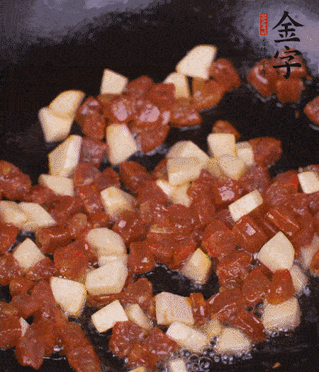 鍋中熱油，下香腸丁、茭白丁大火炒出香味。倒入米飯拍散，炒2～3分鐘。