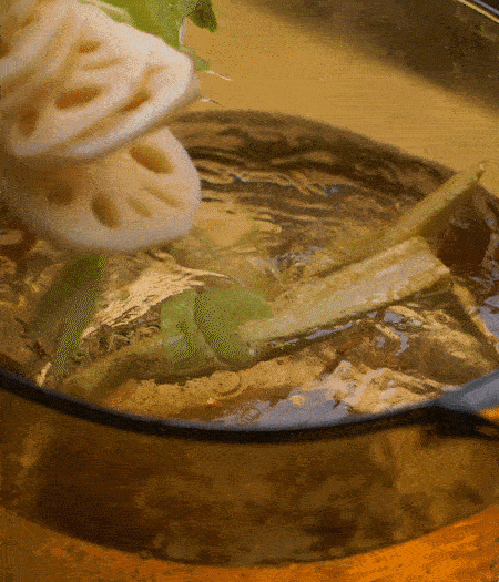 把玉米筍（對半切開）、西芹（切斜片）、蓮藕（切片），放入開水鍋內(nèi)，加點少許鹽、油，汆燙2分鐘。