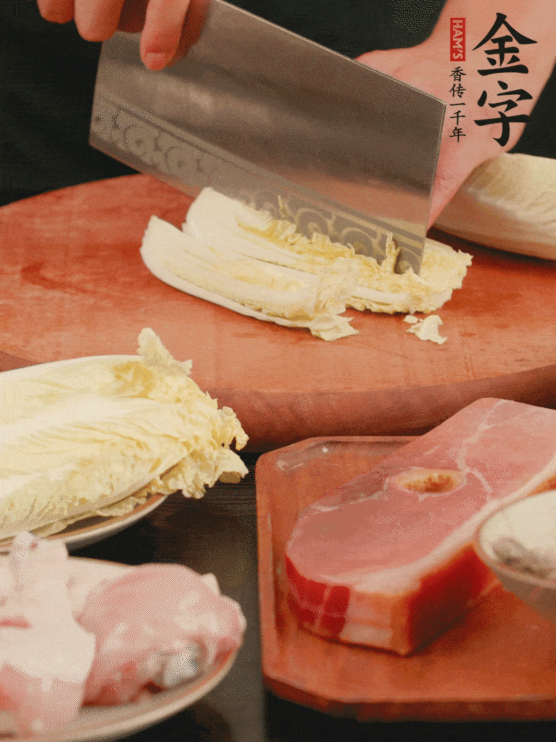 白菜去掉頭尾，對半豎切，再均勻切4刀。