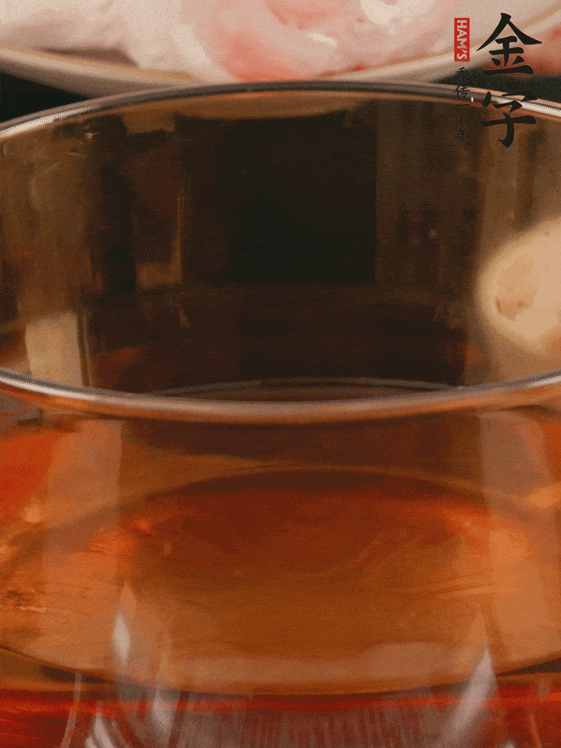 雞腿冷水入鍋，加姜片料酒焯水，撈出溫水洗凈。