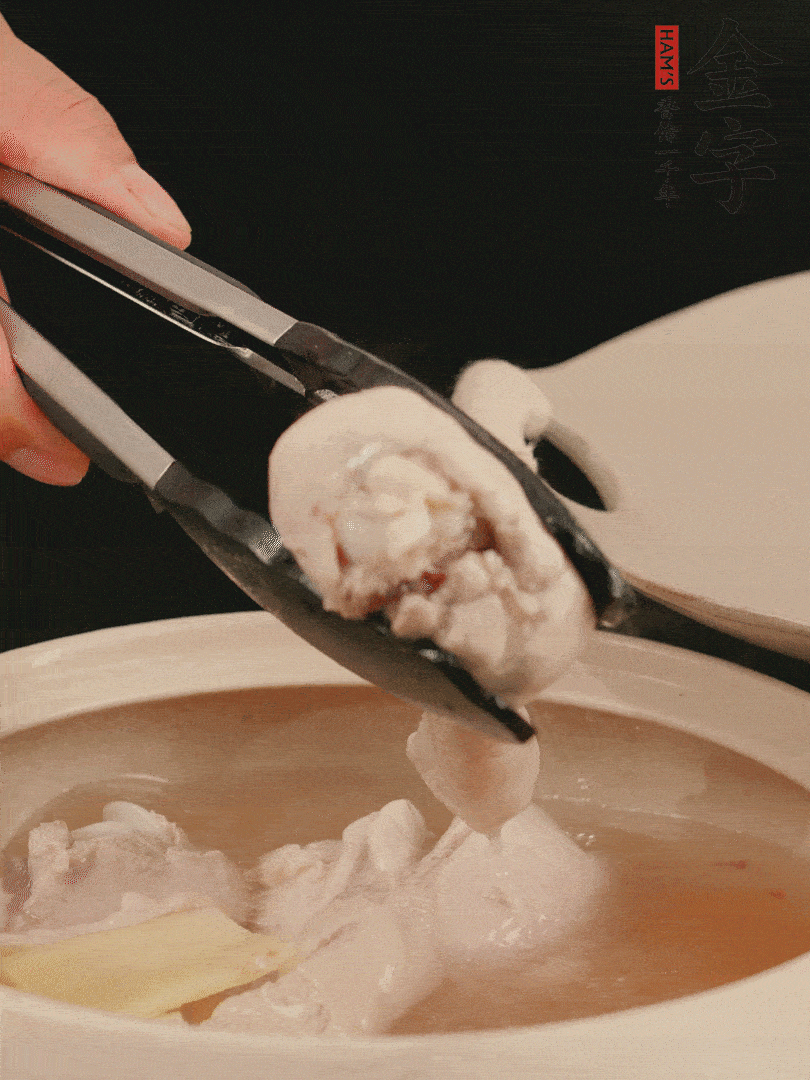 雞腿放入砂鍋，加姜片、料酒、清水，中火燉煮20分鐘撈出。