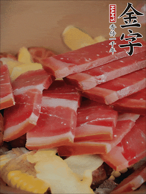 除鮑魚外的所有材料放進(jìn)鍋里，加清水、姜、黃酒，大火燒開，轉(zhuǎn)小火煲90分鐘。