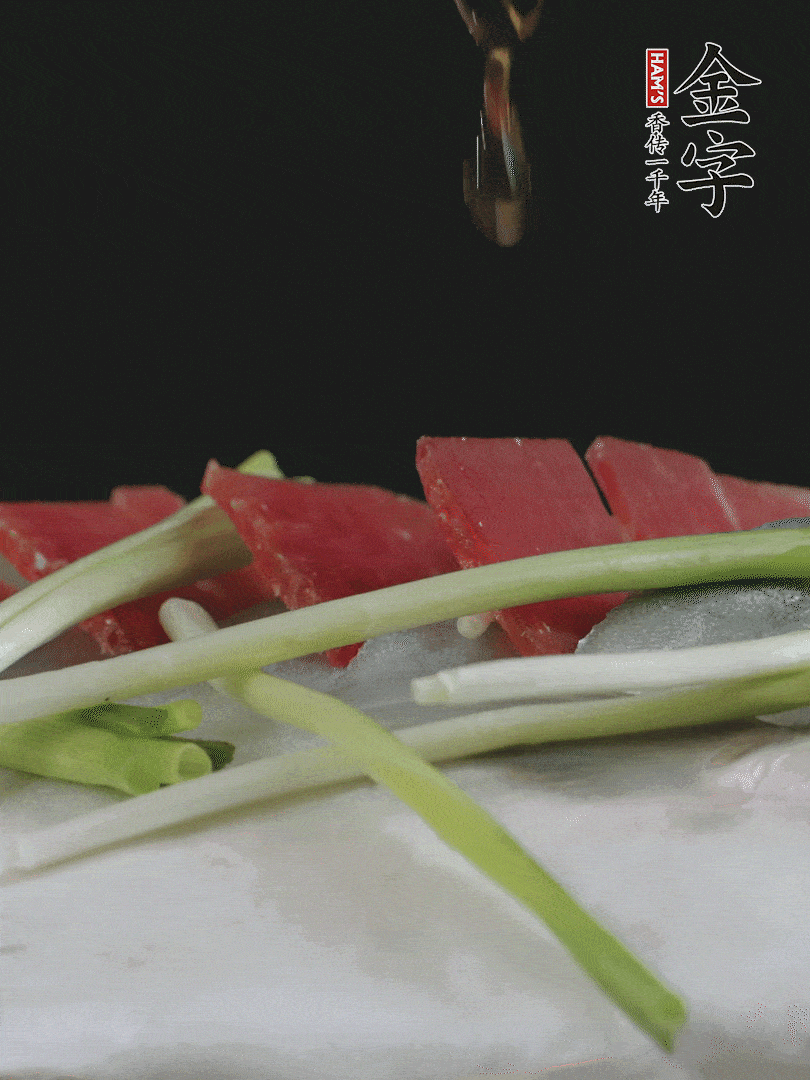 蔥白置于魚身，放適量豌豆，淋上花雕酒。