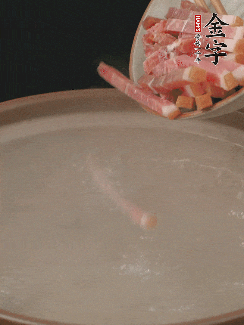 金字火腿切絲，熱水下鍋，放火腿燉煮15分鐘。