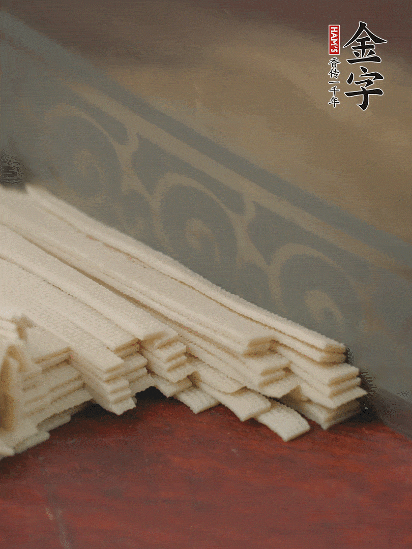 燉火腿期間，千張切細(xì)絲，白蘿卜去皮切細(xì)絲，蒜葉切細(xì)丁。