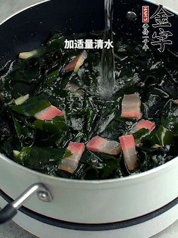 放入泡發(fā)好的裙帶菜翻炒一下，加適量清水燉煮。