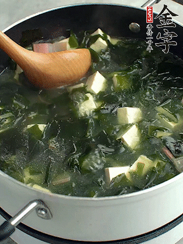 煮到沸騰后，再放入豆腐蓋蓋子煮3分鐘。