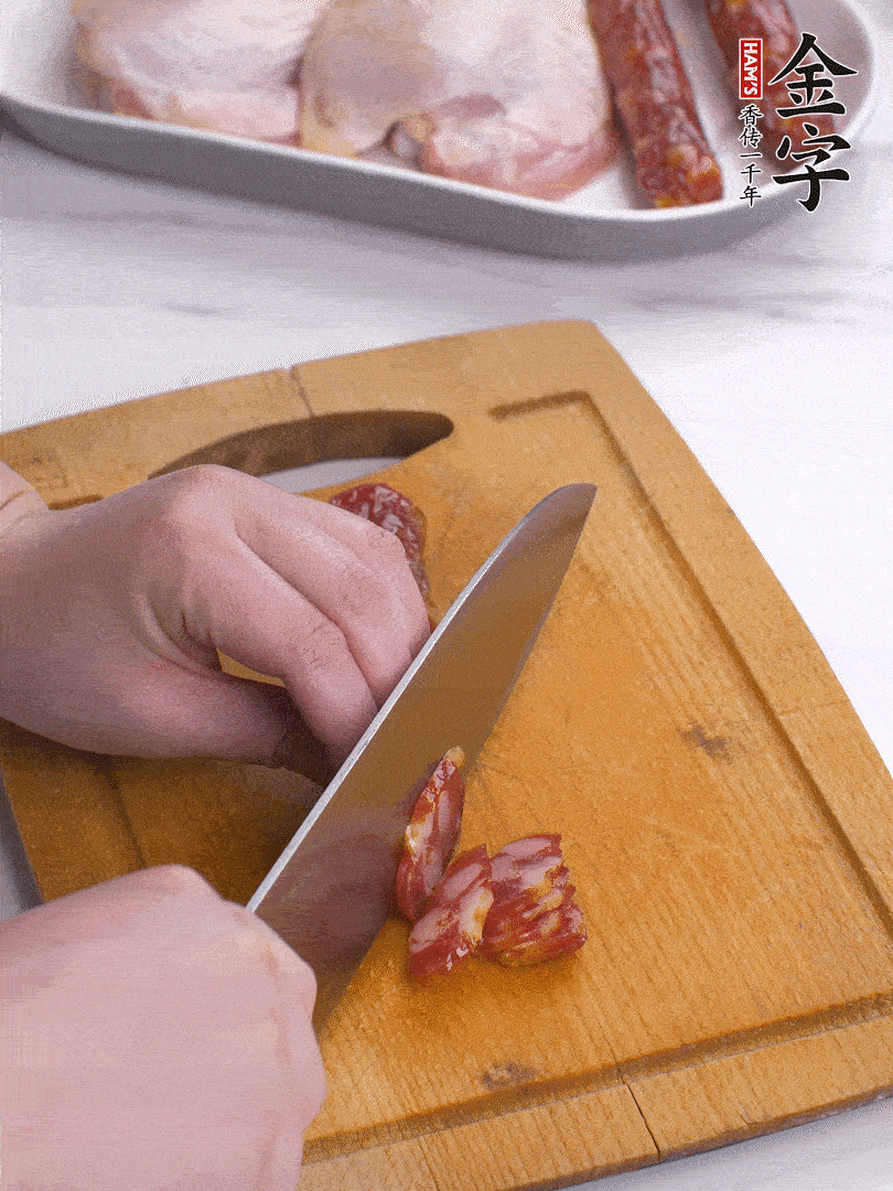 雞大腿去皮去骨切成塊，金字香腸切片，干香菇泡發切片，小蔥切蔥花。