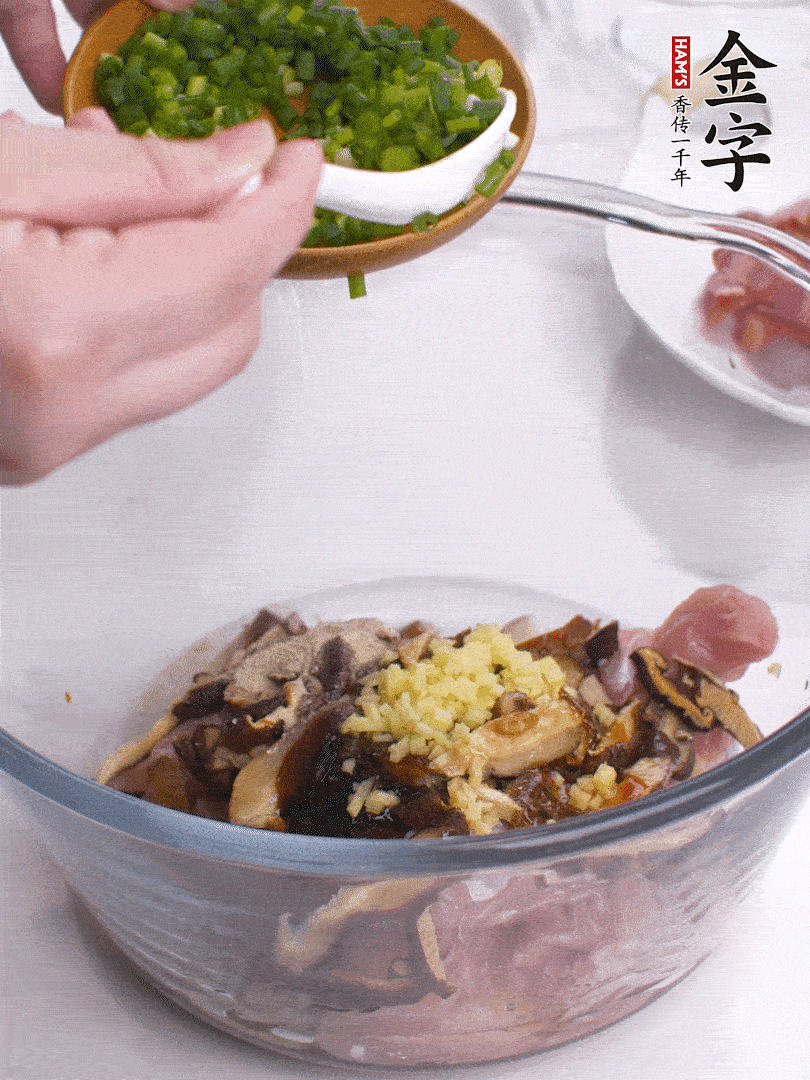 雞肉、香菇混合，加清水1/3杯、料酒1勺、蠔油1勺、鹽1勺、糖1/4勺、白胡椒1/4勺、食用油1勺、香油1/4勺、姜末、蔥花，攪拌均勻腌制2小時。