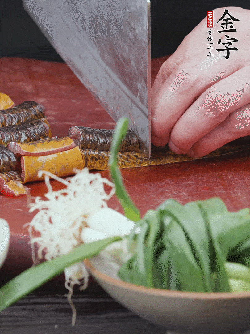 黃鱔去內臟洗凈，切花刀斬段。沸水下鍋，加黃酒焯水去血沫。