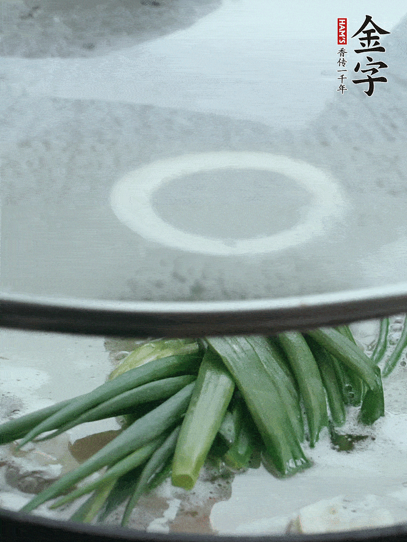 加蔥結去腥，大火開后中火燒20分鐘。