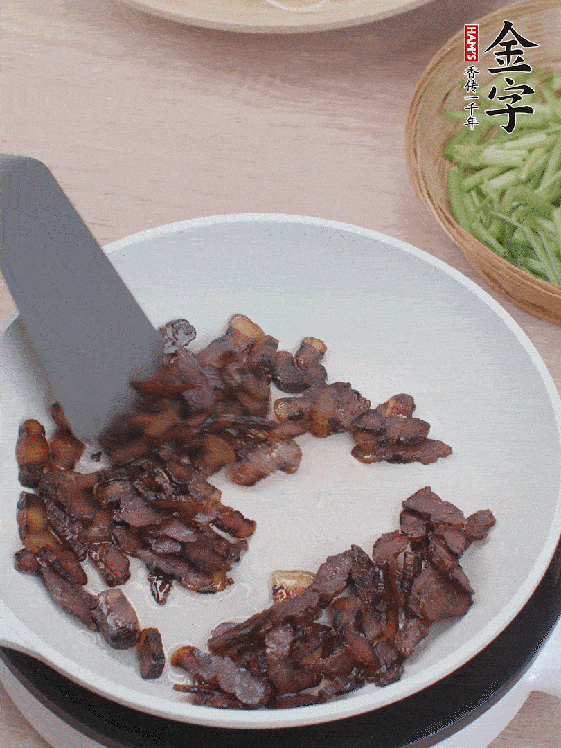 起鍋熱油，煸香醬油肉。