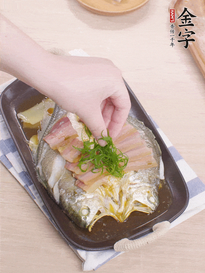 取出姜蔥，淋2勺蒸魚豉油，擺蔥絲。