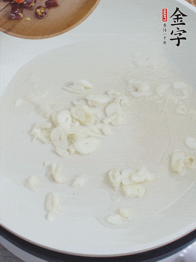 藕去皮，切成1cm見方的丁，放入清水浸泡。美人椒切圈。蒜切成末。