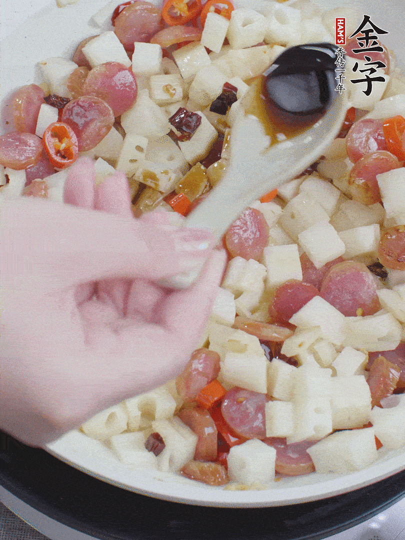 下藕丁，加生抽、香醋、白糖、鹽翻炒均勻。