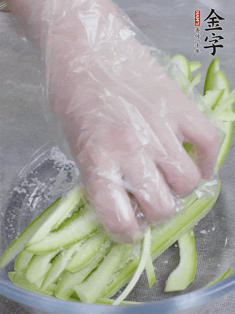 加鹽腌制15分鐘，清洗后擠干水份。