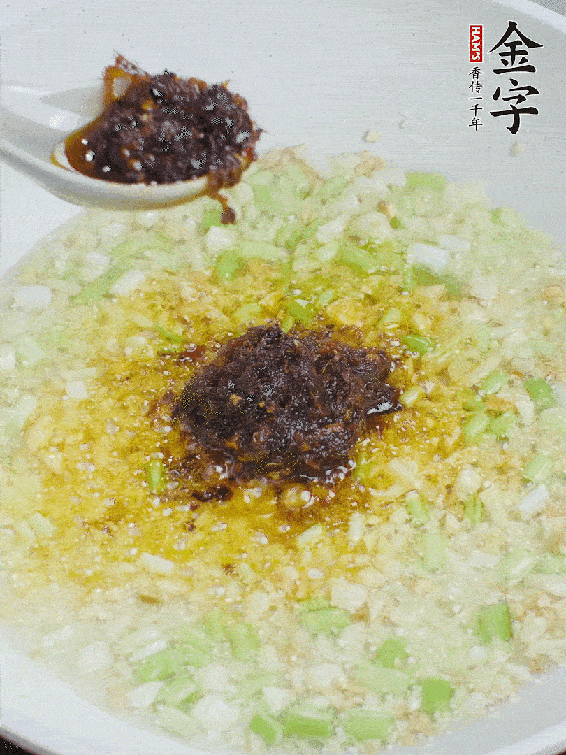 下蔥姜、1大勺金字火腿大師醬爆香。