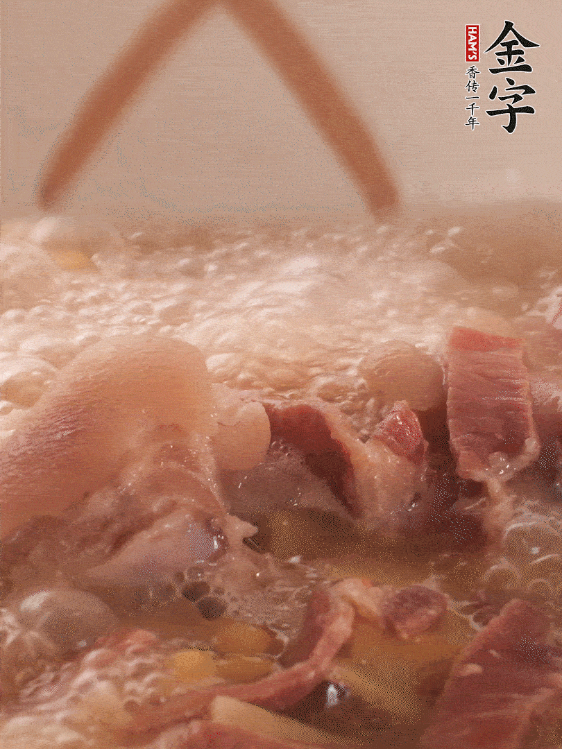 大火將水煮開后，蓋上鍋蓋，轉小火慢燉1個半小時。