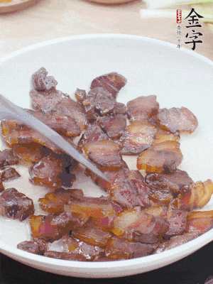 熱鍋少油，醬油肉煸出油脂，盛出。