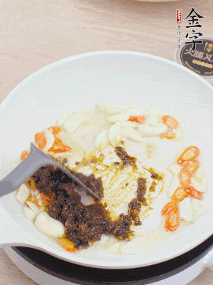 豬油下鍋，爆香蒜片、金字火腿XO醬。