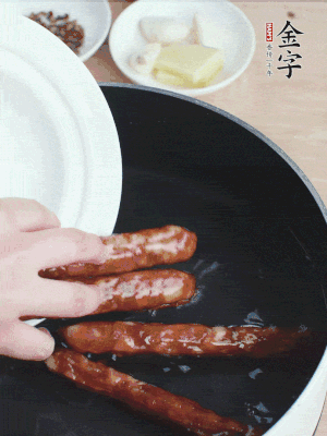 金字香腸水煮15分鐘，撈出切薄片。