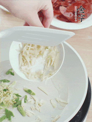 油4成熱，下蔥姜蒜、干辣椒、花椒煸出香味。