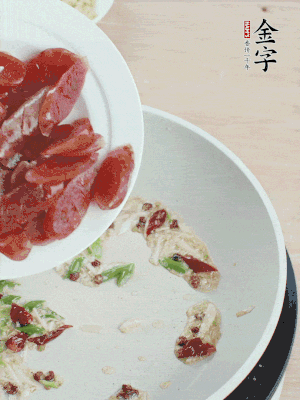 放香腸、苦瓜快速翻炒。