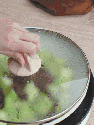 西葫蘆略出水時(shí)，加一小撮鹽調(diào)味。