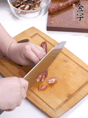 干香菇泡發切片，金字香腸切片，春筍切大粒。