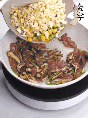 鍋里熱油，爆香蔥白，下香腸片炒至微微出油，加時蔬粒、香菇粒、春筍粒翻炒均勻。